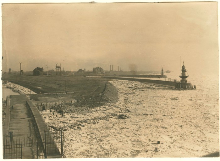 Datei:Molen und Lotsenhäuser.jpg