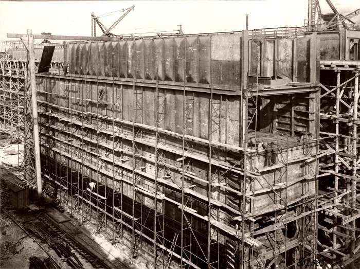 Datei:563-Bau der Schiebetore 19.5.1913.jpg