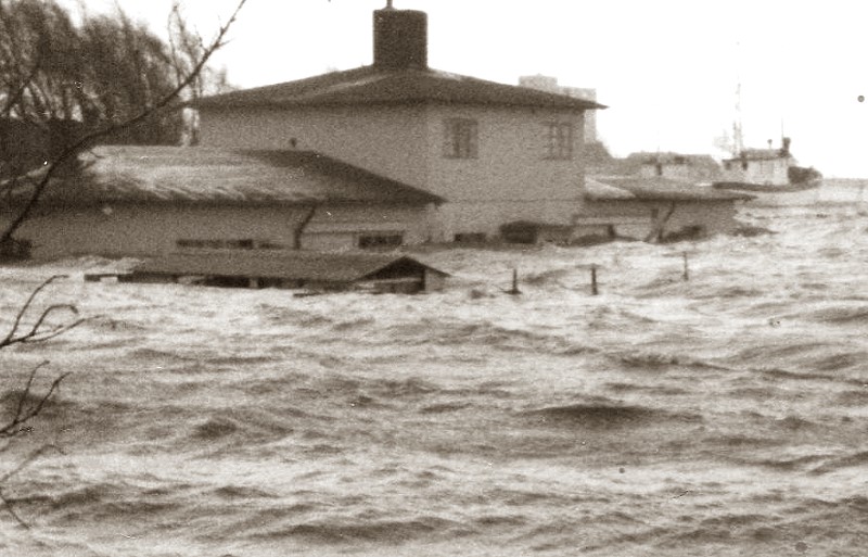 Datei:Sturmflut 1976-Krabbenschuppen-6.jpg