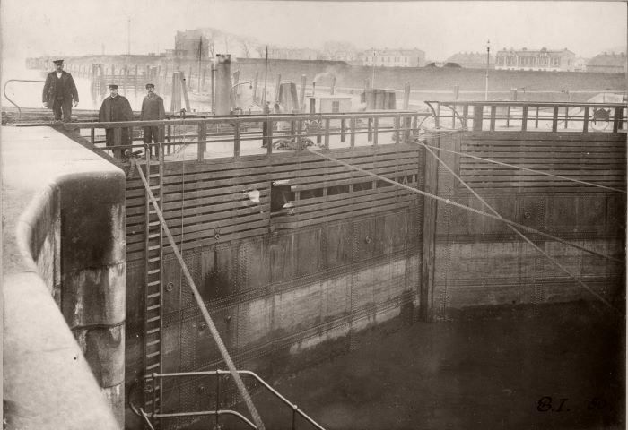 Datei:Beschädigtes Tor,Hintergrund Alte Beamtenkolonie und Kanallotsenhaus-1.3.1910.jpg