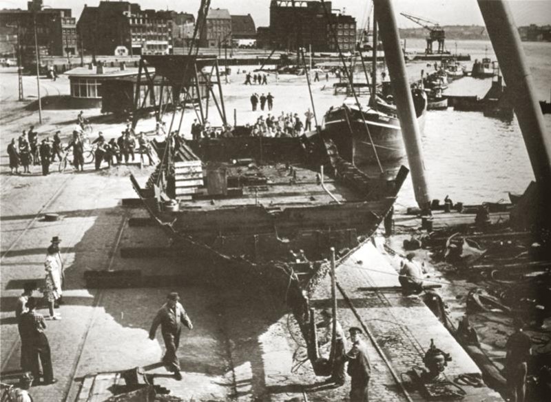 Datei:Abwracken Tertius 1952.jpg