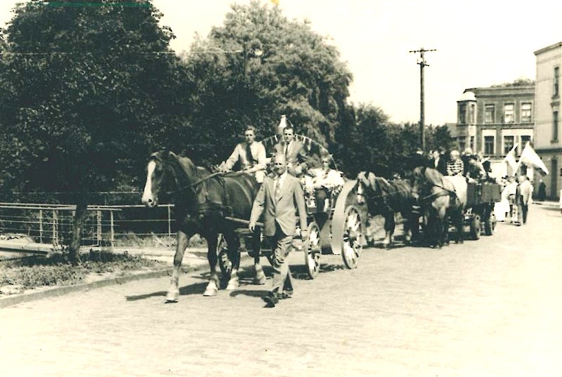 Datei:Schule Süd Vogelschießen-1966-1.jpg