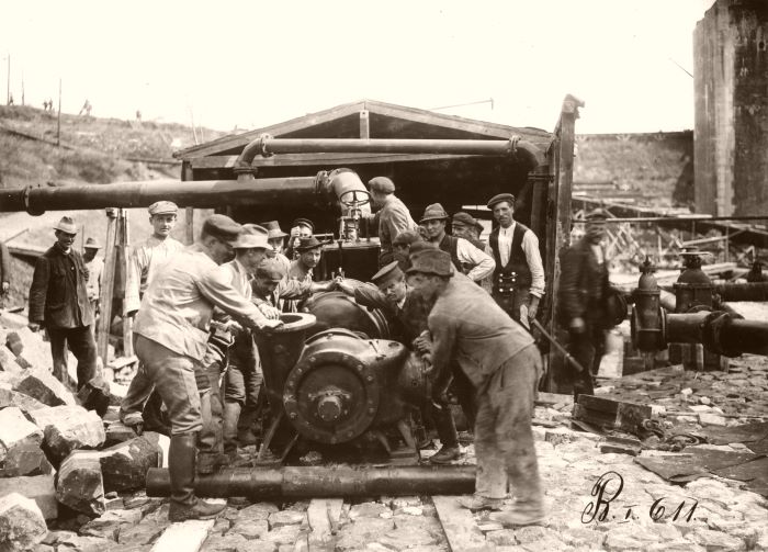 Datei:611-Abtransport der letzten Pumpe vor Flutung 24.7.1913.jpg