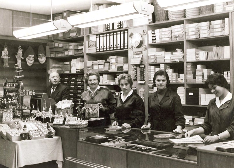 Datei:W.Jungklaus Tochter Irmgard und Angestellte.jpg