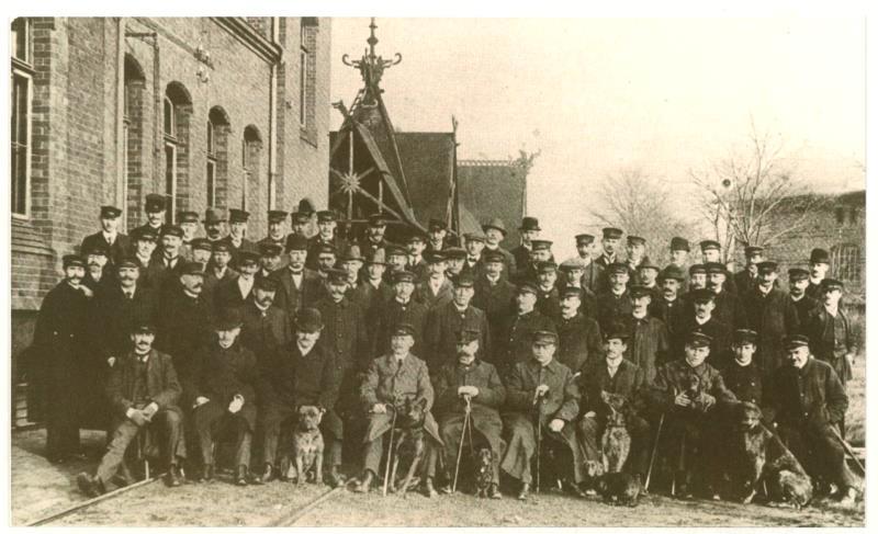 Datei:Vor dem Amtsgebäude-WS.jpg