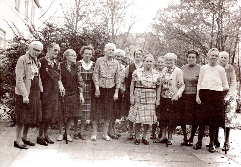 Datei:Bewohnerinnen Altersheim.jpg