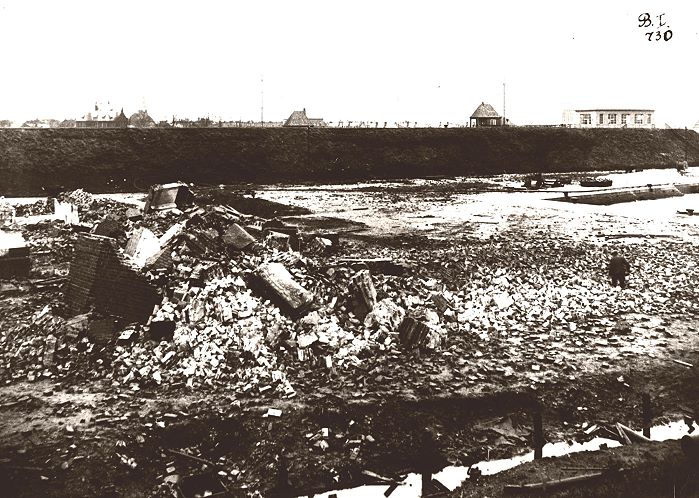 Datei:730-Gesprengter Schornstein-11.12.1914.jpg