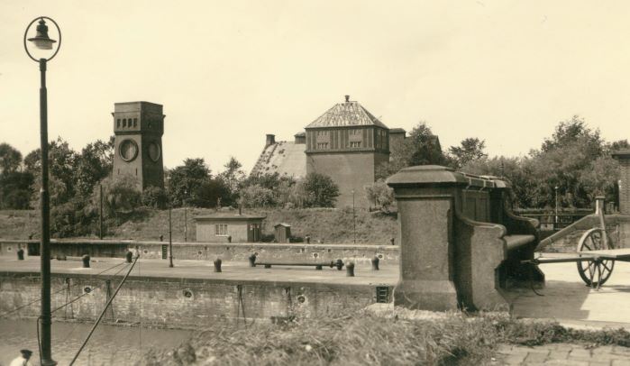 Datei:Kraftwerk und Wasserspeicher-50er Jahre.jpg