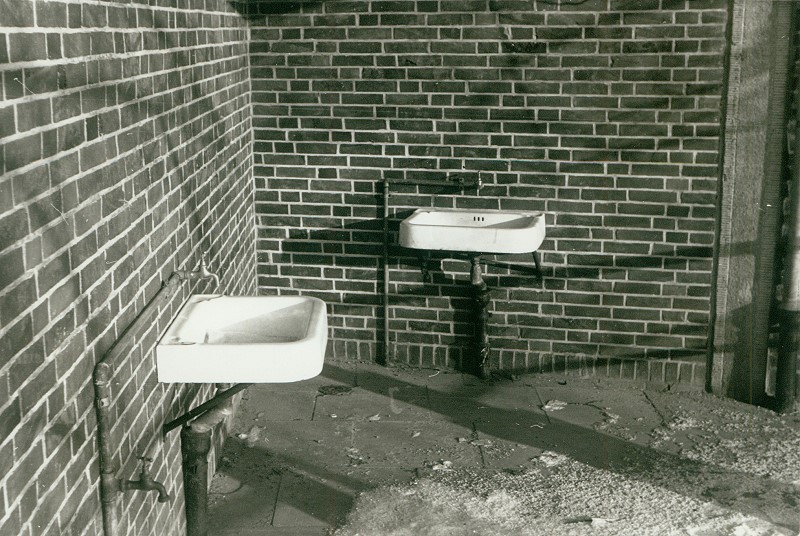 Datei:240-Waschplatz Segler-Jan1956.jpg