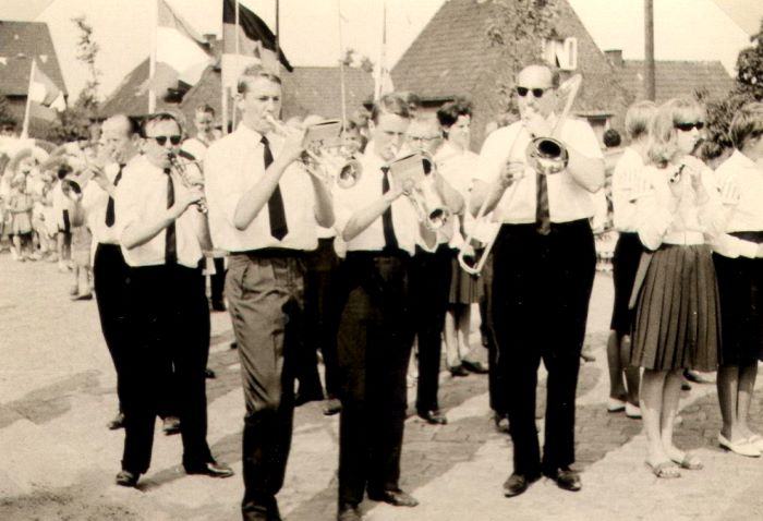 Datei:Vogelschießen Brb-Volksschule Süd-01.jpg