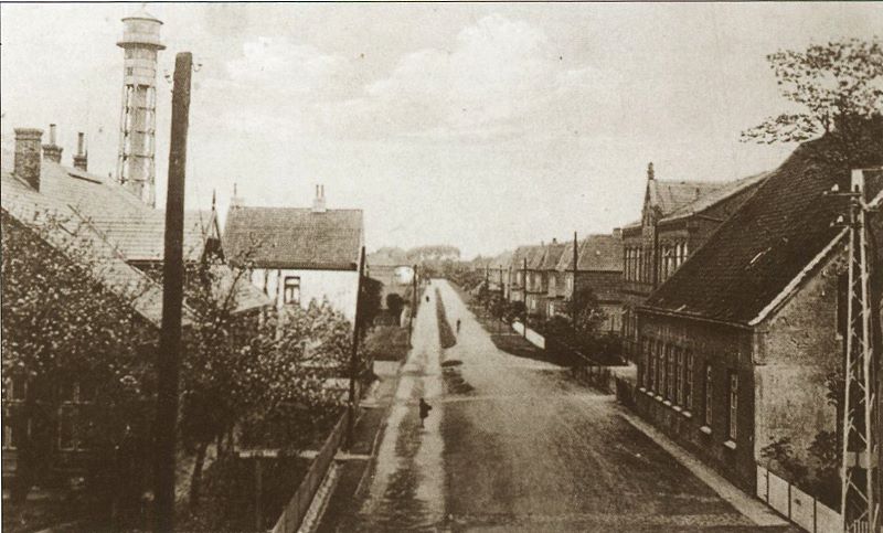 Datei:Leuchtturm und Schulstraße.jpg