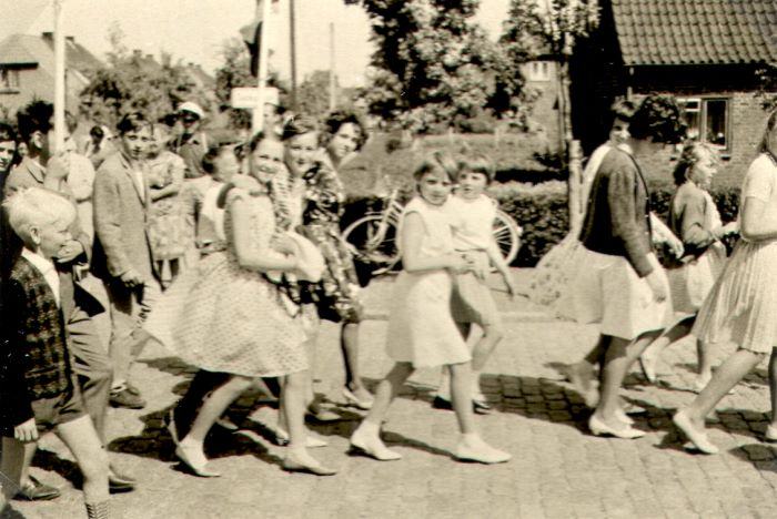 Datei:Vogelschießen Brb-Volksschule Süd-08.jpg