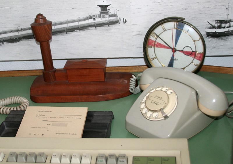 Datei:Telefon,Uhr und Modell-MU.jpg