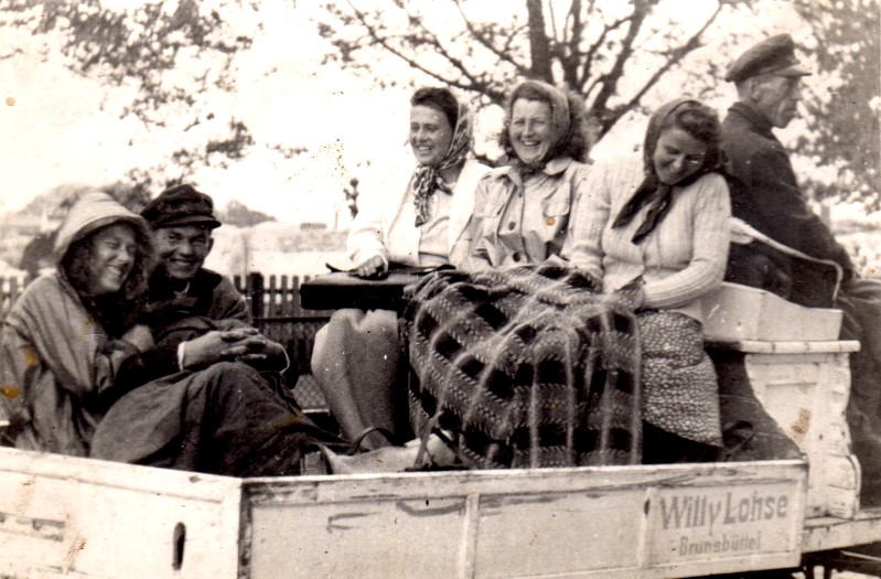 Datei:Willy Lohse+Personen.jpg