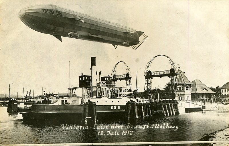 Datei:Anleger Süd-E037 (1912) 12. Juli 1912 - Zeppelin Viktoria-Luise über Brunsbüttelkoog (Montage).jpg