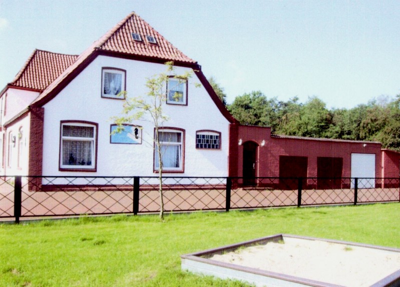 Datei:Schulgebäude-Blangenmoor-2000er-JS.jpg