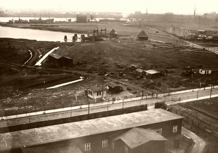 Datei:Baracken-Hintergrund Bau des Fähranlegers Nord 18.2.1911a.jpg