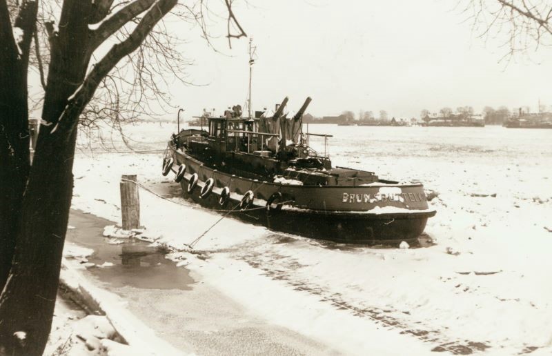 Datei:Loki im Yachthafen-Eis-1956.jpg