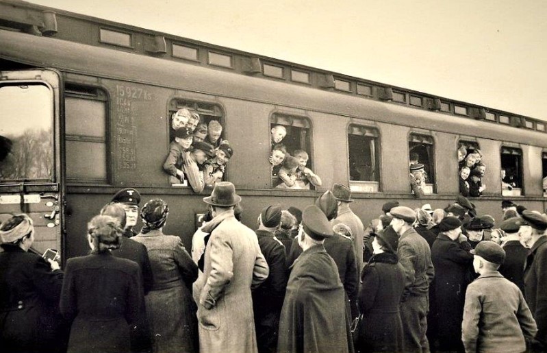 Datei:Abfahrt mit Abschied.jpg