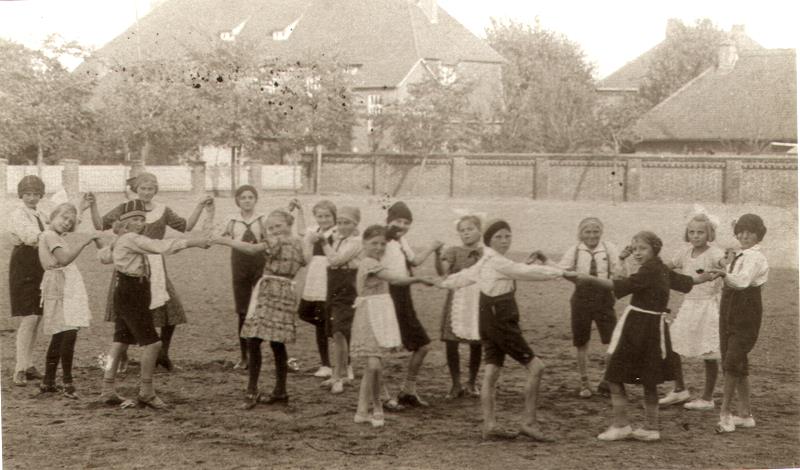 Datei:Kinder Schulhof.jpg