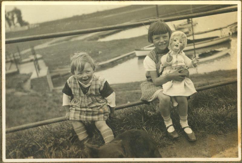 Datei:Ursula und Ruth Grawert ca.1930.jpg