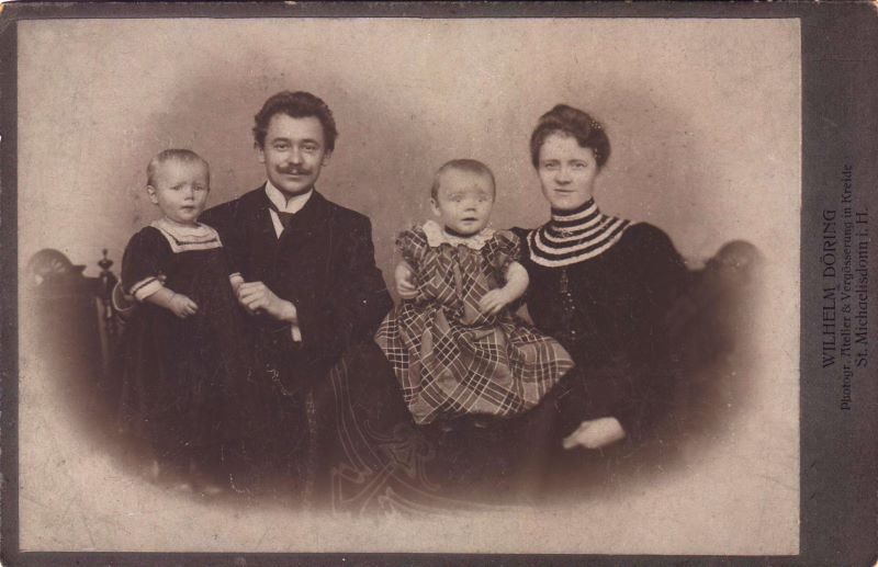 Datei:Wilhelm und Minna Döring mit Töchtern.jpg