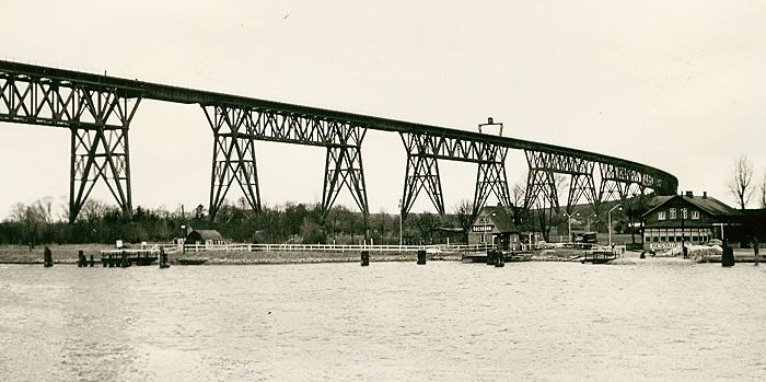 Datei:1956.04.17-Hochbrücke und alter Fähranleger.jpg