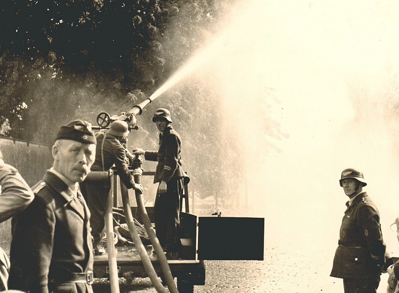 Datei:18-Feuerwehr Brbkoog-1939-1945a.jpg