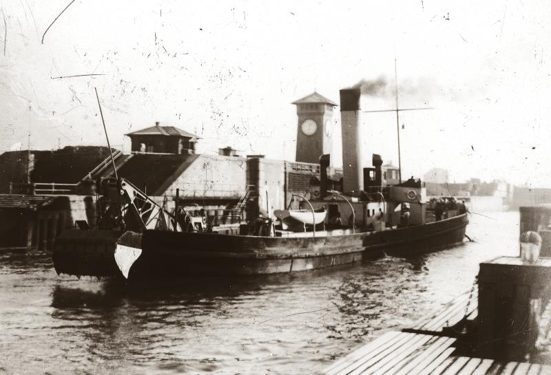 Datei:Bagger Brunsbuettel-Pegelturm.jpg