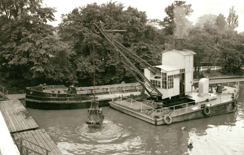 Datei:Bagger Brunsbuettelkoog-1954.jpg