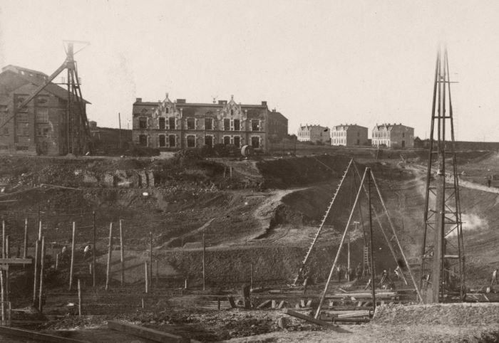 Datei:Schleusenbaustelle,Alte Beamtenkolonie-23.9.1910.jpg