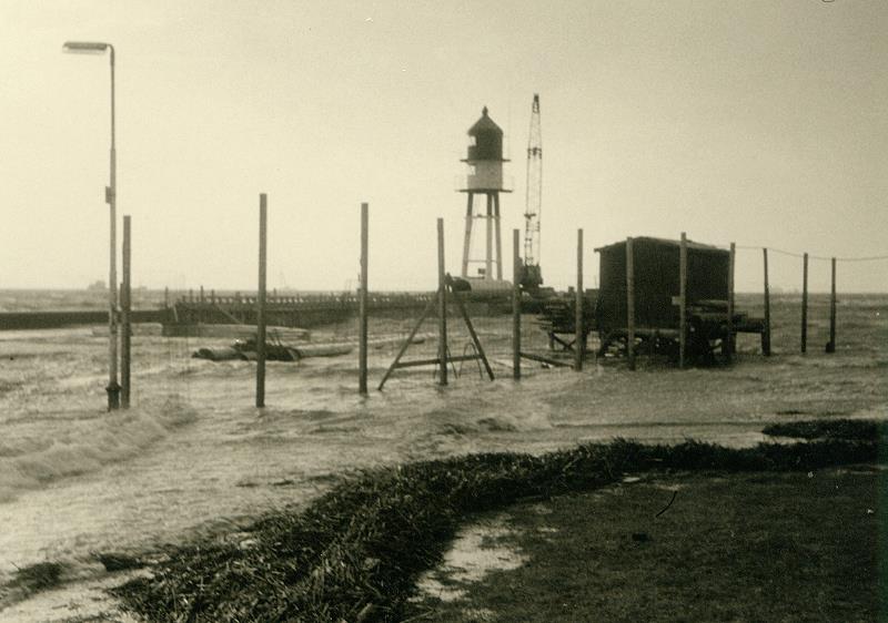 Datei:Sturmflut 13.11.73-1.jpg