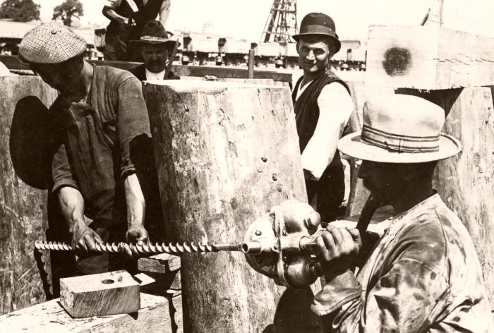 Datei:295-Bohrarbeiten mit Preßluftbohrer 13.7.1911a.jpg