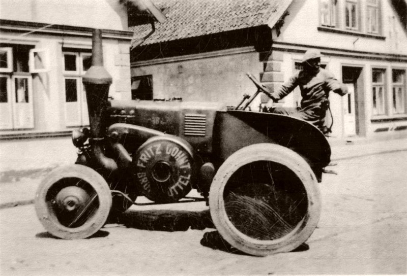 Datei:Fritz Dohnt,Werner auf Lanz Bulldog.jpg