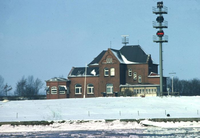 Datei:Kanallotsenhaus+Einfahrtssignal.jpg