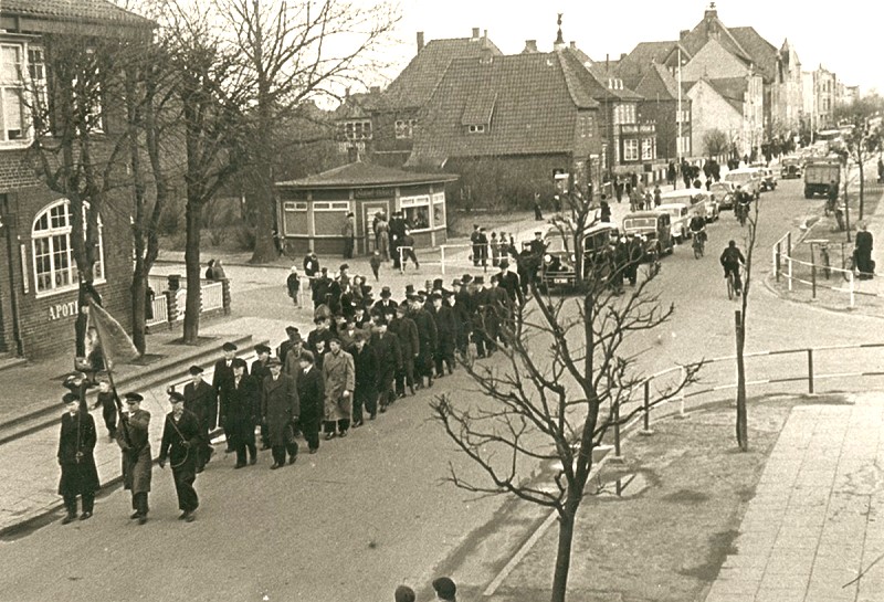 Datei:Koogstraße, Ecke Schulstraße, Beerdigung Buhtz (HL) - 01a.jpg