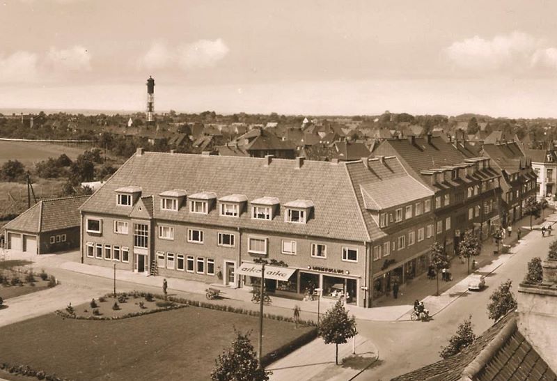 Datei:Koogstraße und Leuchtturm.jpg