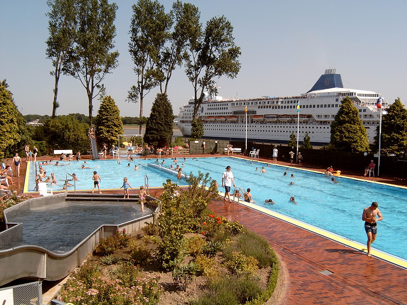 Datei:Freibad nach der Sanierung.jpg