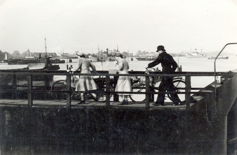 Datei:246-Besucher auf der Schleuse-BS.jpg