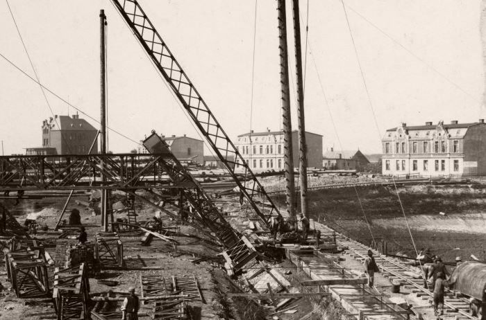 Datei:Schleusenbaustelle,Alte Beamtenkolonie-12.5.1911.jpg