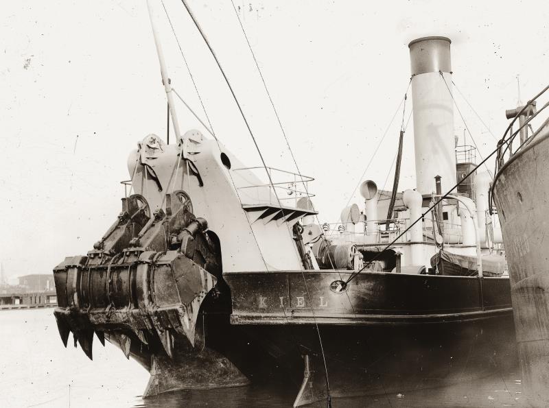 Datei:Bagger Brunsbuettel-achtern.jpg