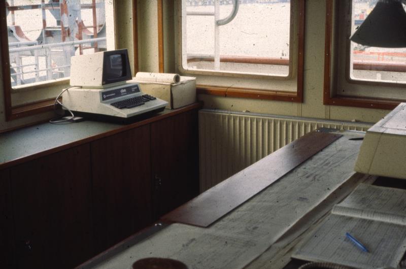 Datei:Kartenraum im Ruderhaus.jpg