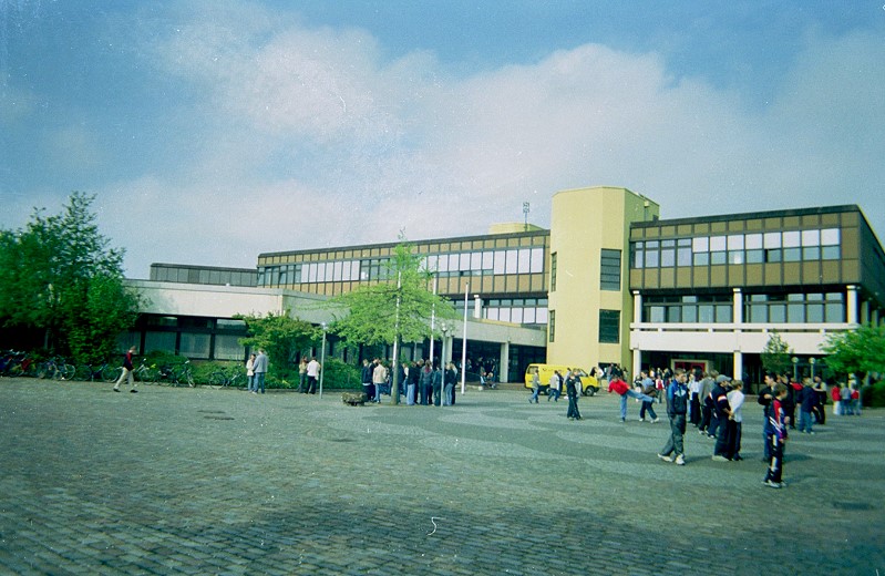 Datei:Bildungszentrum 2004-HL.jpg