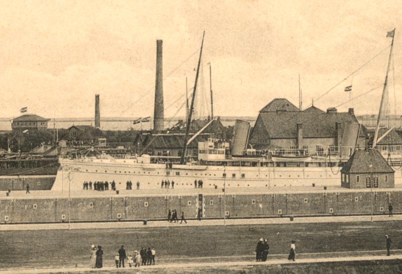 Datei:SS2-E068 'Hohenzollern' in Schleuse.jpg