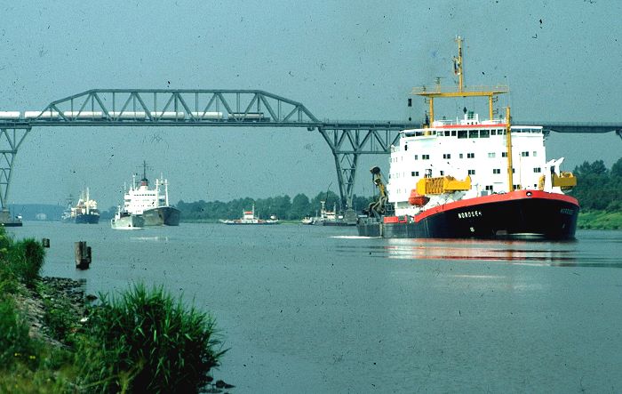 Datei:Brücke und Bagger Nordsee.jpg