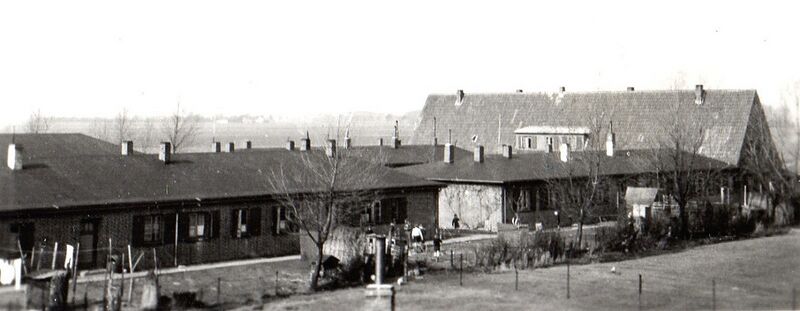 Datei:1940-Baracken,Verw.gebäude Zweidorf.jpg