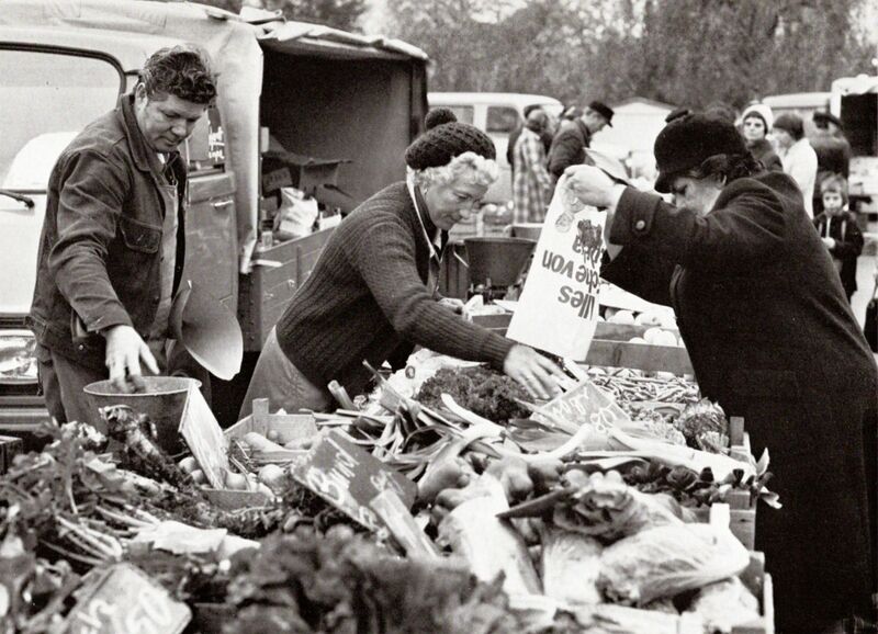 Datei:16-Wochenmarkt 1970er.jpg