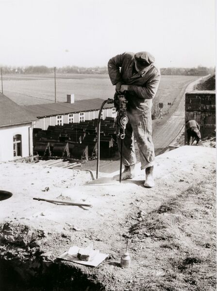 Datei:Vorbereitung Sprengung-1957.jpg