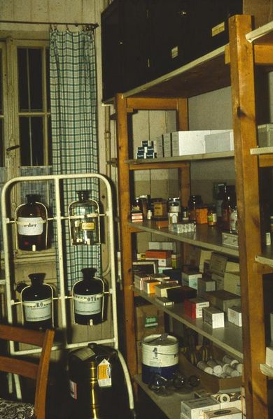 Datei:Krankenhausapotheke-1961.jpg