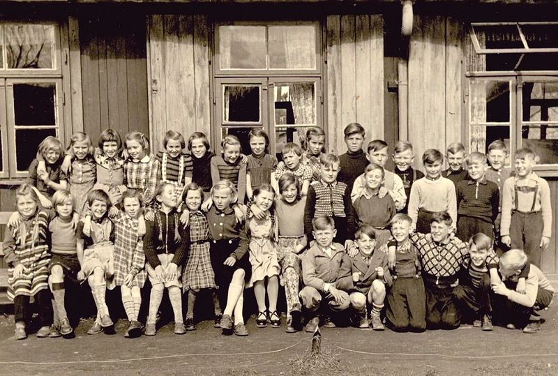 Datei:Schulklasse vor einer Baracke 1955.jpg
